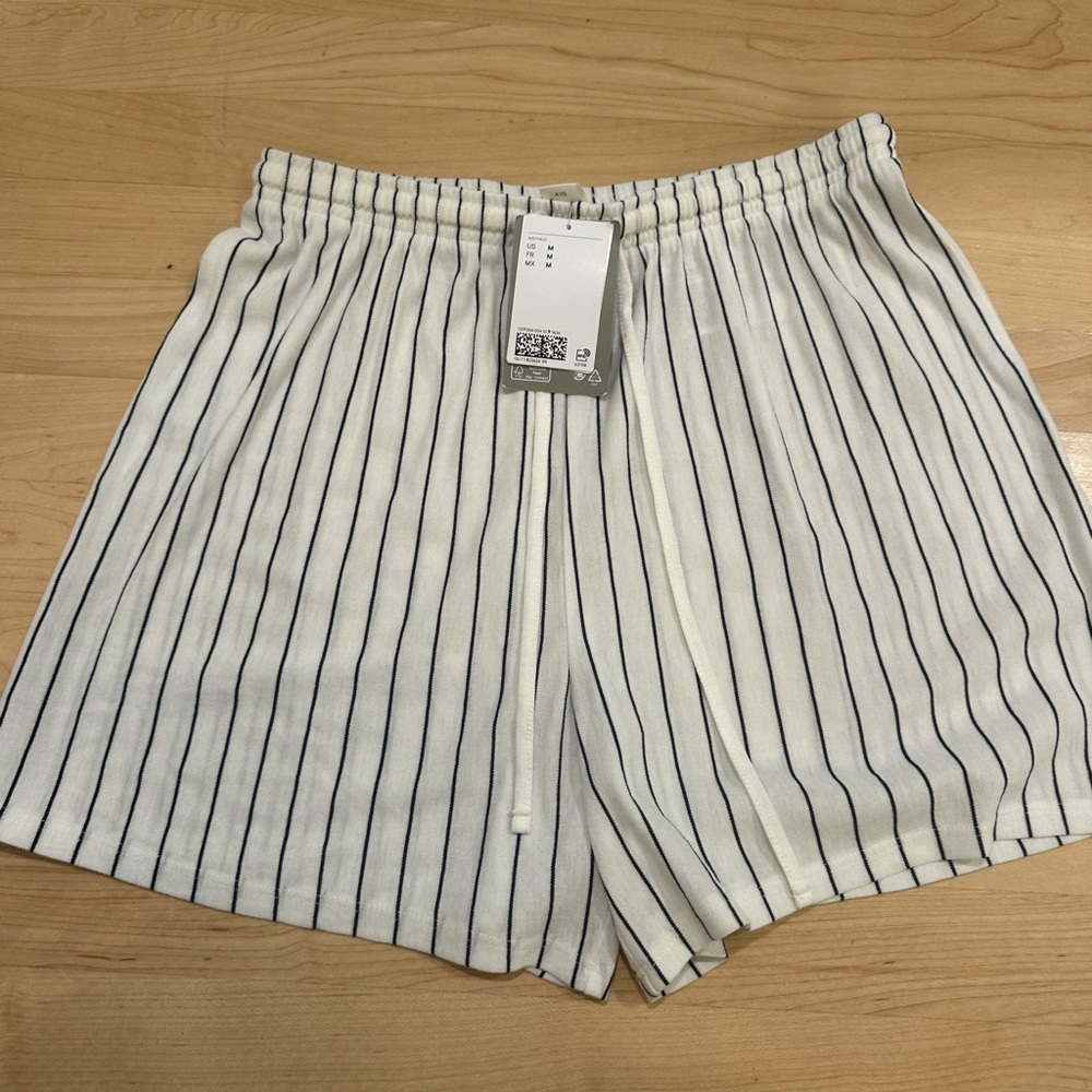 H&M White and Black Striped Women's Shorts